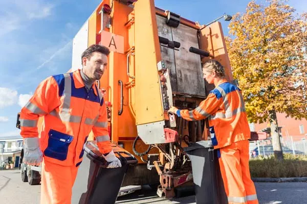 Garage pour préparation d'un camion utilitaire à un contrôle technique, Aléria, Garage Solidaire de la Plaine